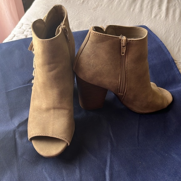 Gently used Indigo Rd - Picture 2 of 5